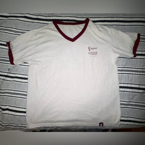 Qatar‎ Airways FIFA World Cup 2022 T-Shirt M Ringer Tee Maroon White Qatar 22 - Picture 1 of 5